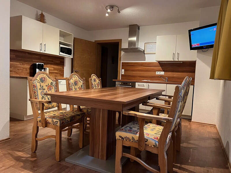 Gästeküche mit Esstisch und TV