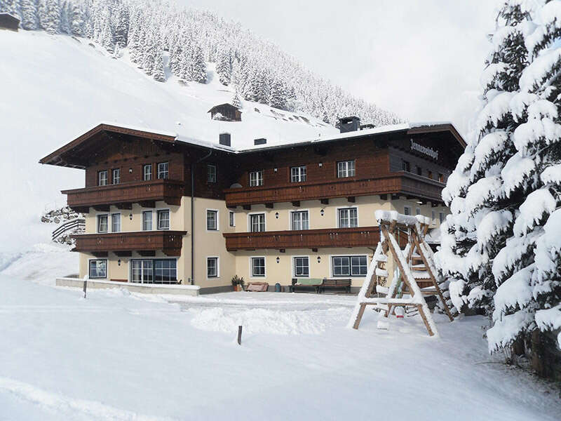 Hotel Garni*** Jenneweinhof verschneit im Winter
